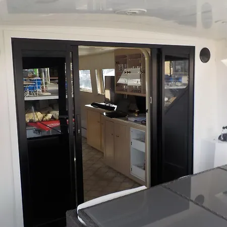 Botel Yacht Lady Coco Oeiras