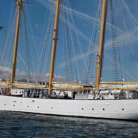 Yacht Lady Coco Botel Oeiras